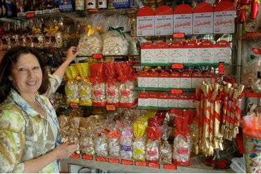 En juin 2005, la nationale 7 vit son dernier été, avant d’être déclassée à la fin de l’année pour passer en départementale. Ici, chez Paulette Broto, vendeuse de nougats, dans sa boutique à Montélimar.