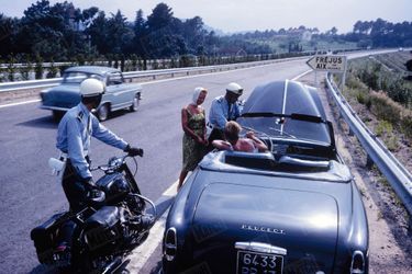 En juin 1962, des gendarmes aident deux automobilistes en panne sur le bord de l’Estérel-Côte d’Azur, première autoroute à péage, inaugurée l’année précédente. Longue de 46 kilomètres, elle est alors destinée à désengorger la nationale 7, trop embouteillée.