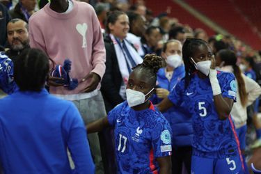 Les Français Sandy Baltimore et Aissatou Tounkara congratulées par leurs familles après la victoire face aux Pays-Bas.