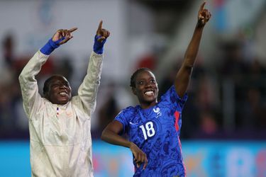 Ouleymata Sarr et Hawa Cissoko en France célèbrent la victoire face aux Pays-Bas en quart de finale.