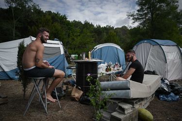 Deux hommes campent près du lac Cazeaux.