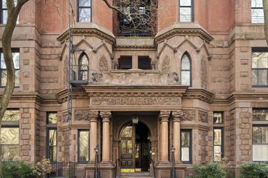 Jimmy Fallon a vendu son triplex de Gramercy Park (un quartier de New York) à Cara Delevingne. 