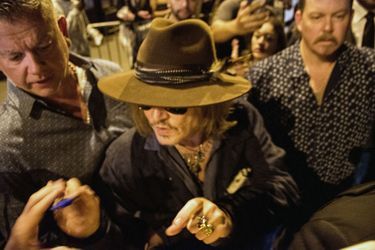 Johnny Depp à la sortie d'un restaurant à Paris, le 28 juillet 2022 au petit matin. 