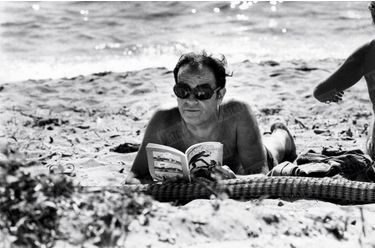 Le 7 juillet 1977, Georges Marchais, avec les aventures de Zorro, se délasse sur la plage de Sainte-Lucie à Moriani, en Corse.