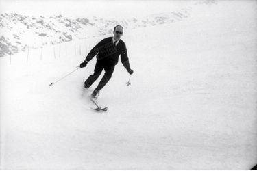 Valéry Giscard d’Estaing est l’un des premiers à avoir modernisé la communication politique, notamment grâce au sport. Ici, au ski, en avril 1965.