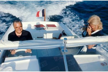 Georges Pompidou aux commandes du bateau «Arcoa » avec son épouse, Claude, en août 1969, lors de ses vacances à Brégançon. En 1962, de Gaulle lui avait dit: «Saint-Tropez, c’est fini! »