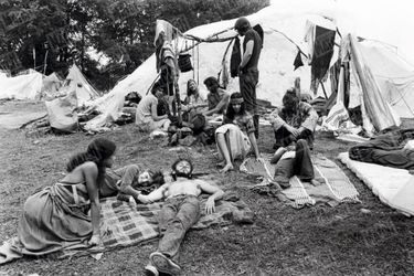 Après le désistement de la ville de Woodstock, où devait se tenir le festival, un fermier de Bethel accepta de louer son terrain pour 50000 dollars. Des spectateurs y ont monté un campement.
