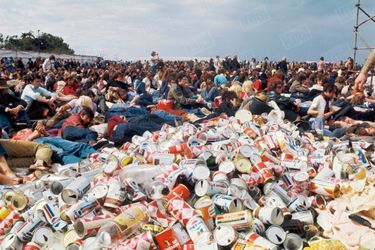 Des millions de boîtes de jus de fruits, canettes de soda et autres denrées alimentaires ont été acheminées sur l’île de Wight, générant des montagnes de déchets.