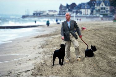 Le 24 août 1998, sur la plage de Trouville, Édouard Balladur, alors député, promène Iris, sa chienne scottish-terrier, et Lilas, la schnauzer de son fils.