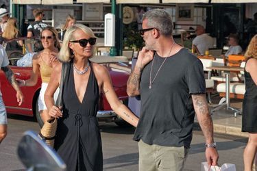 Laeticia Hallyday et Jalil Lespert à Saint-Tropez, le 18 juillet 2022.