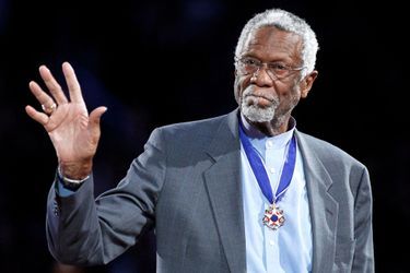 Bill Russell, en 2011, porte sa Presidential Medal of Freedom avant un match de NBA.