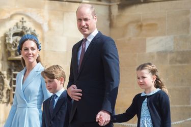 Le prince William et sa femme Kate Middleton avec leurs enfants, George et Charlotte, le 17 avril 2022 à Windsor.