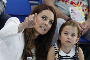 Kate Middleton avec sa fille la princesse Charlotte aux épreuves de natation des Commonwealth Games, le 2 août 2022 à Birmingham. 