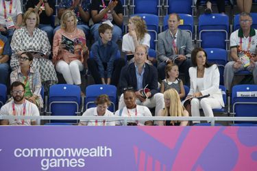 Le prince Edward et son épouse la comtesse Sophie de Wessex et leurs enfants, Lady Louise Windsor et le vicomte Severn, assis derrière le prince William, Kate Middleton et leur fille la princesse Charlotte, aux épreuves de natation des Commonwealth Games, le 2 août 2022 à Birmingham. 