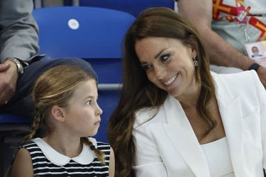 Kate Middleton avec sa fille la princesse Charlotte aux épreuves de natation des Commonwealth Games, le 2 août 2022 à Birmingham.