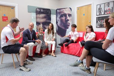 Le prince William, Kate Middleton et leur fille la princesse Charlotte visitent les locaux de l'association "SportsAid House" en marge des Jeux du Commonwealth de Birmingham, le 2 août 2022.