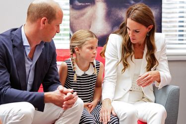 Le prince William, Kate Middleton et leur fille la princesse Charlotte visitent les locaux de l'association "SportsAid House" en marge des Jeux du Commonwealth de Birmingham, le 2 août 2022.
