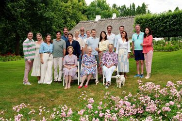 La reine Margrethe II de Danemark, la princesse Benedikte et l’ancienne reine des Hellènes Anne-Marie avec leurs enfants et certains des conjoints de ceux-ci au château de Graasten, le 25 juillet 2022
