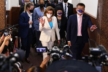 La présidente de la Chambre des représentants des États-Unis, Nancy Pelosi, marche alors qu'elle quitte le Parlement à Taipei, Taïwan, le 3 août 2022.