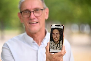 Paul Raoult, 63 ans, le père de Sébastien Raoult, montre une photo de son fils, le 1er août. 