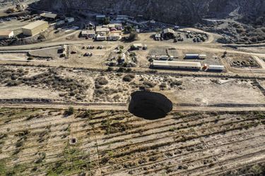 La doline photographiée à Tierra Amarilla, dans le désert de l’Atacama, au Chili. Elle fait au moins 25 mètres de large pour 200 mètres de profondeur.