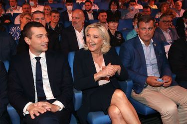 Marine Le Pen entourée de Jordan Bardella et de Louis Aliot en 2021.