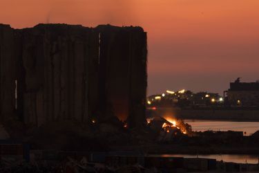  Des silos dans le bloc nord du port de Beyrouth, qui ont été détruits par une explosion massive en 2020, ont pris feu à cause de grains fermentés, quelques jours après qu'une autre plus petite partie est tombée suite à un premier un incendie lié à la chaleur estivale à Beyrouth, Liban, mercredi 3 août 2022.
