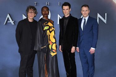 Neil Gaiman, Vivienne Acheampong, Tom Sturridge et Allan Heinberg à la première mondiale du film "Sandman" à Londres, le 3 août 2022. 