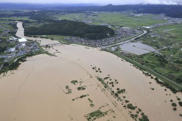 Une rivière est sortie de son lit près de la ville de Murayama.