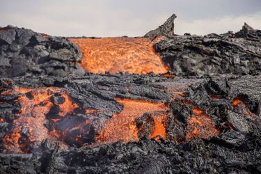 Une nouvelle éruption s'est produite dans une fissure volcanique située dans une vallée inhabitée à une quarantaine de km de Reykjavik, la capitale de l'Islande. Plusieurs curieux sont venus observer les jets de lave de très près.