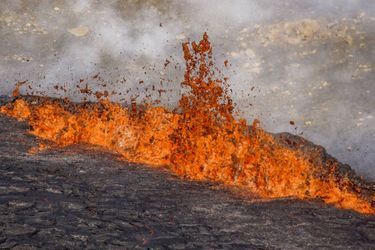 Une nouvelle éruption s'est produite dans une fissure volcanique située dans une vallée inhabitée à une quarantaine de km de Reykjavik, la capitale de l'Islande. Plusieurs curieux sont venus observer les jets de lave de très près.
