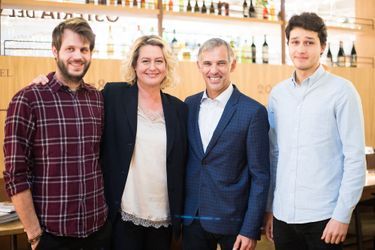 Paul et Luana Belmondo avec leurs fils Giacomo et Alessandro au restaurant l'Osteria del Vino à Paris, le 7 novembre 2019.