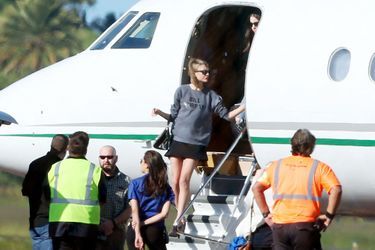 Taylor Swift descend d'un jet privé.