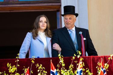 Le roi Harald V de Norvège au balcon du Palais royal à Oslo, avec sa petite-fille la princesse Ingrid Alexandra, deuxième dans l’ordre de succession, lors de la Fête nationale le 17 mai 2022 