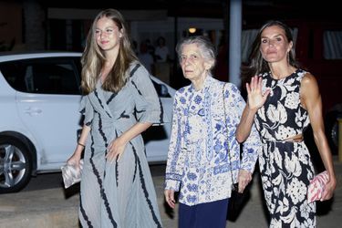 La princesse Leonor, la princesse Irene et la reine Letizia - La famille royale espagnole va dîner au restaurant "Ola de Mar" à Palma de Majorque le 5 août 2022