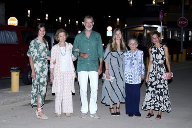 La princesse Sofia, la reine Sofia, le roi Felipe VI d'Espagne, la princesse Leonor, la princesse Irene et la reine Letizia - La famille royale espagnole va dîner au restaurant "Ola de Mar" à Palma de Majorque le 5 août 2022