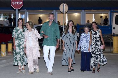La princesse Sofia, la reine Sofia, le roi Felipe VI d'Espagne, la princesse Leonor, la princesse Irene et la reine Letizia - La famille royale espagnole va dîner au restaurant "Ola de Mar" à Palma de Majorque le 5 août 2022