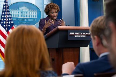 L'attachée de presse de la Maison Blanche, Karine Jean-Pierre, lors du point de presse quotidien de la Maison Blanche à Washington, le 5 août 2022.