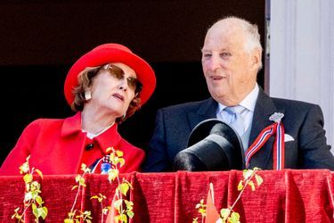 Le roi Harald V de Norvège au balcon du Palais royal à Oslo, avec son épouse la reine Sonja, lors de la Fête nationale le 17 mai 2022 