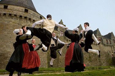 La gavotte des Pourlets sous les murs du château des Rohan (XIIIe siècle) à Pontivy par les danseurs du cercle Kerlenn Pondi. 