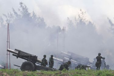Des soldats tirent des obusiers de 155 mm lors d'un exercice militaire annuel de tir réel dans le comté de Pingtung, dans le sud de Taïwan, le 9 août 2022.