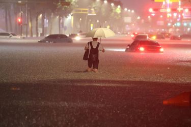 Des inondations records à Séoul, après des pluies torrentielles, ont paralysé la ville lundi. La pluie devrait durer jusqu'à jeudi. 