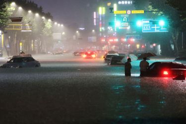 Des inondations records à Séoul, après des pluies torrentielles, ont paralysé la ville lundi. La pluie devrait durer jusqu'à jeudi. 