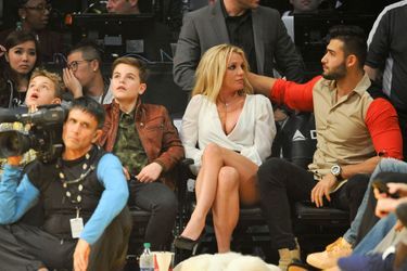 Britney Spears avec ses fils Jayden et Sean, et son compagnon Sam Asghari, à un match de basket à Los Angeles, en 2017. 