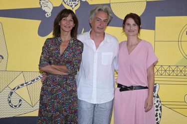 Sophie Marceau, Jean Paul Civeyrac et Cristina Flutur au Festival du Film de Locarno, pour le film "Une femme de notre temps", le 9 août 2022, en Suisse. 