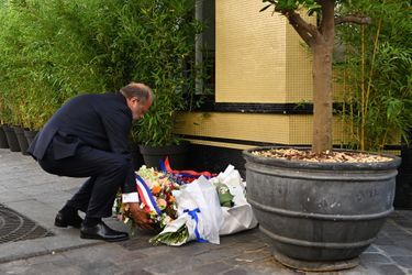 Eric Dupond-Moretti s'est recueilli devant la plaque commémorative de la rue des Rosiers, à Paris.