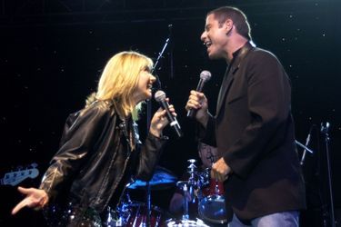 Olivia Newton-John et John Travolta chantent aux Studios Paramount à Hollywood en 2002.