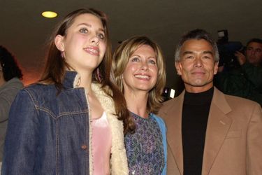Olivia Newton-John, sa fille Chloe Lattanzi et Patrick McDermott à la première de « Mamma Mia! » à Los Angeles en 2001.