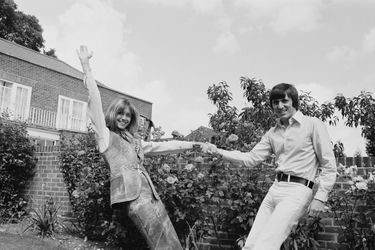 Olivia Newton-John et son fiancé Bruce Welch dans leur maison à Hadley Common dans le Hertforshire en 1970.