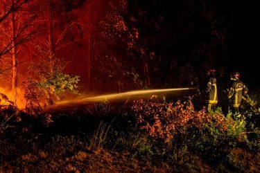 Les pompiers tentent d'éteindre le feu à Landiras, le 17 juillet 2022.